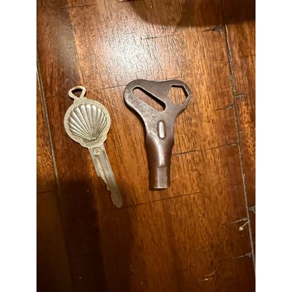 Lot of vintage keys , one is open barrel - Picture 2 of 4